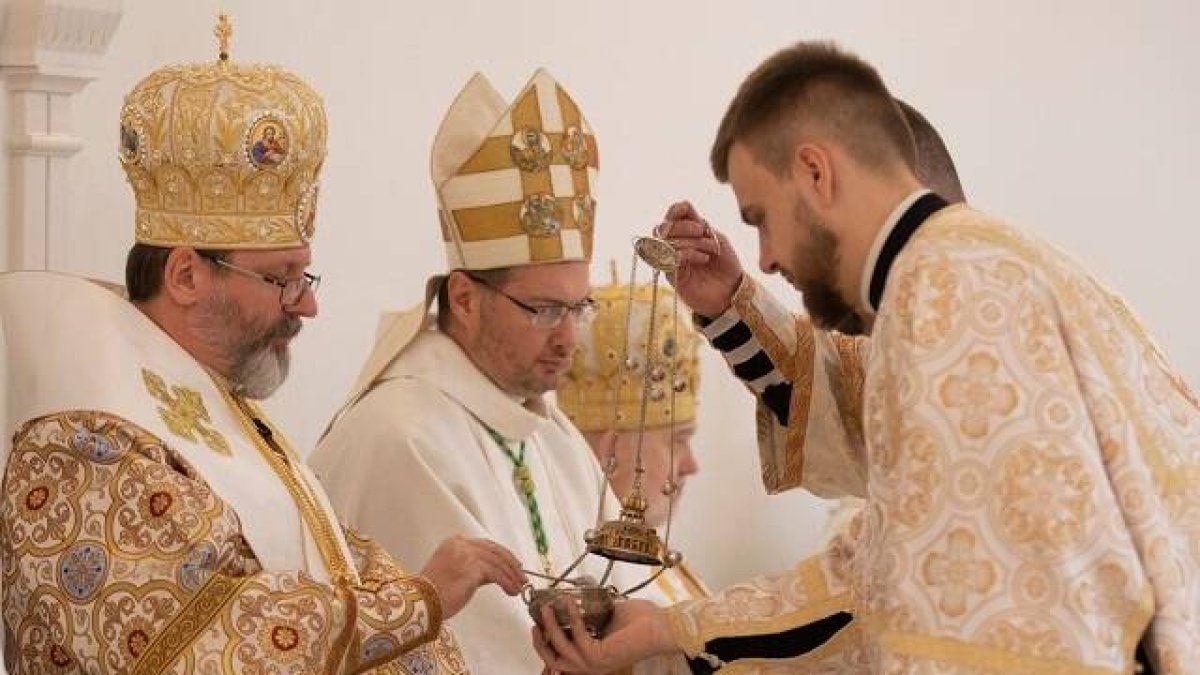 El arzobispo grecocatólico Shevchuk y el Nuncio, con mitra latina, Kubolkas