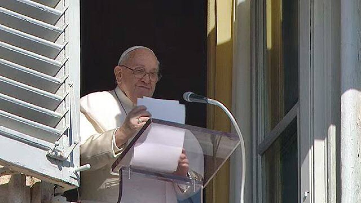 Francisco recordó en el Ángelus que la Cuaresma es el momento apropiado para combatir las pasiones que arruinan nuestra vida interior.