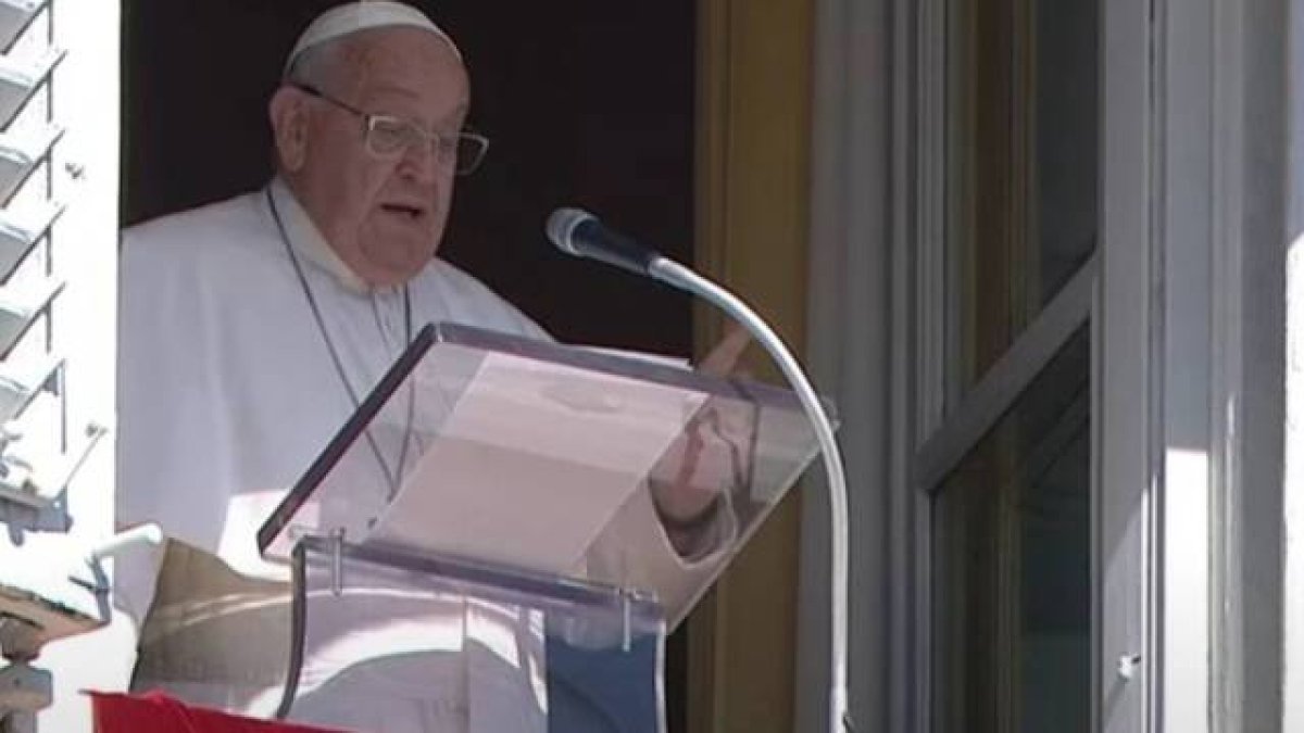 El Papa Francisco preside el rezo del Ángelus este 13 de octubre.