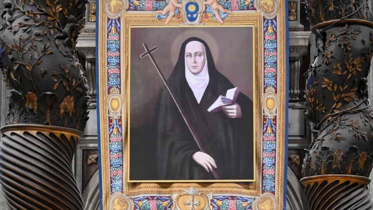 El tapiz de Santa Mama Antula, entre las columnas del baldaquino de la Basílica de San Pedro el día de su canonización.