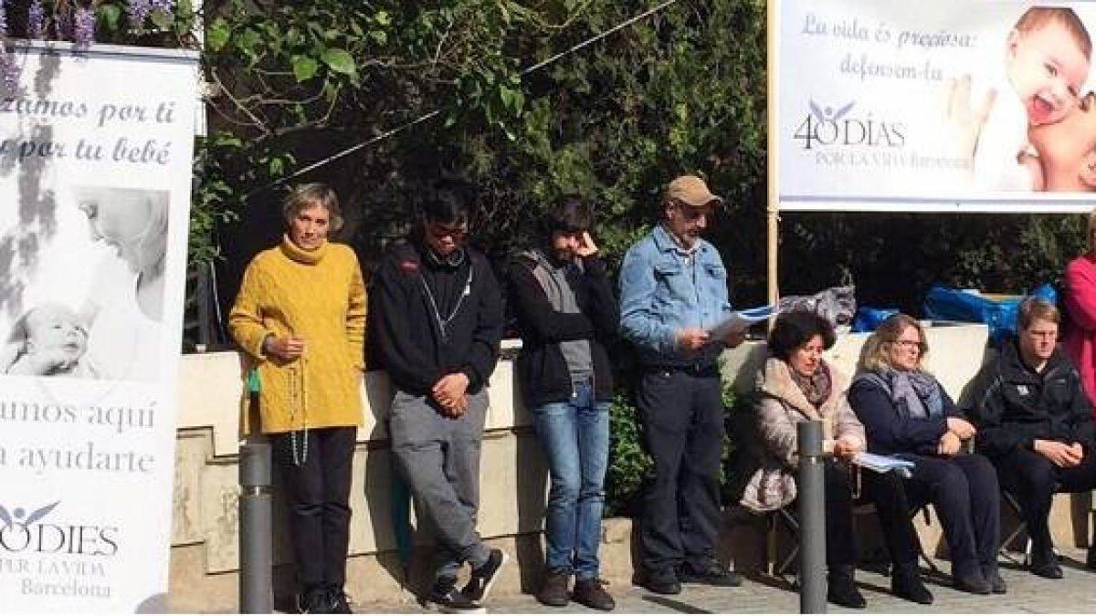 Voluntarios de 40 Días por la Vida en la acera frente a un abortorio de Barcelona en 2017... ningún juez nunca ha constatado nada ilegal ni intimidación alguna