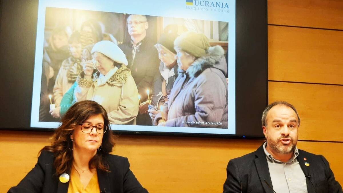 Raquel Martín, respondable de comunicación de Ayuda a la Iglesia Necesitada (izquierda) y José María Gallardo, director de ACN España (derecha), durante la presentación de la campaña `Ucrania, no quiero olvidarte´.