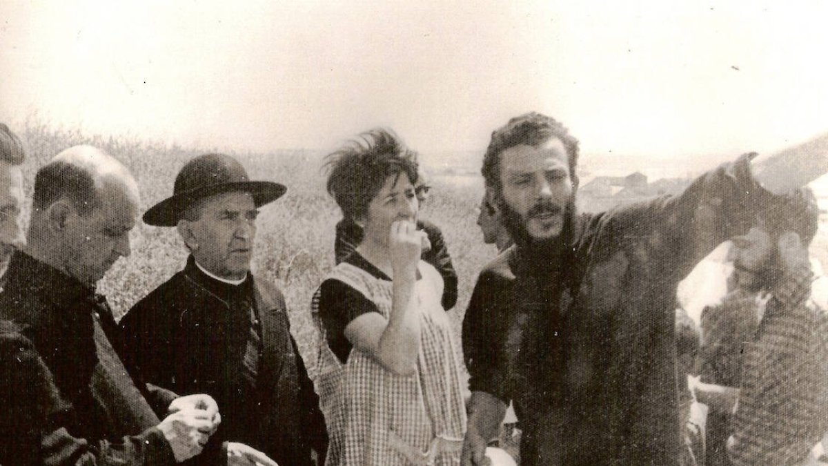 Kiko y Carmen en las barracas de Palomeras de Madrid junto al arzobispo Casimiro Morcillo.