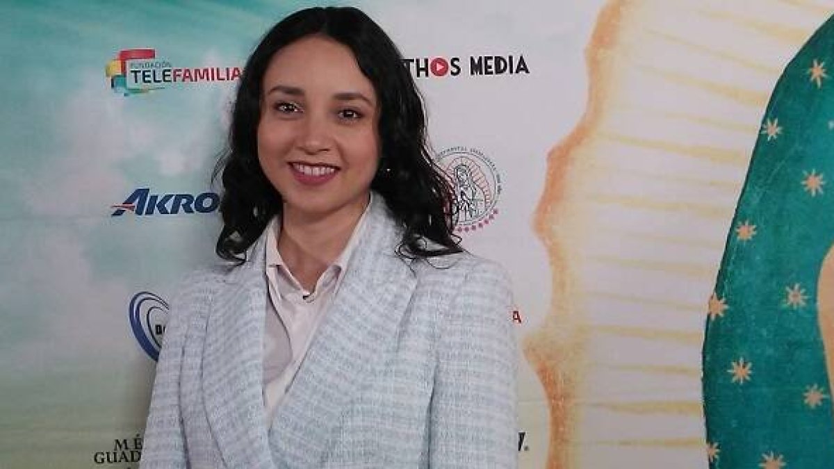 Angélica Chong sonríe en el photocall en Madrid de Guadalupe Madre de la Humanidad
