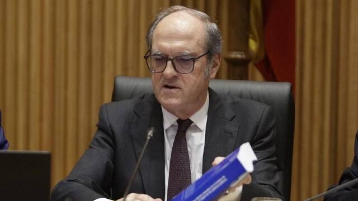 El Defensor Gabilondo con su informe de casi 800 páginas sobre abusos; encuentra 35 en nuestro siglo