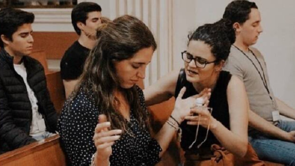 Un momento de oración e intercesión en un Rise Up con jóvenes