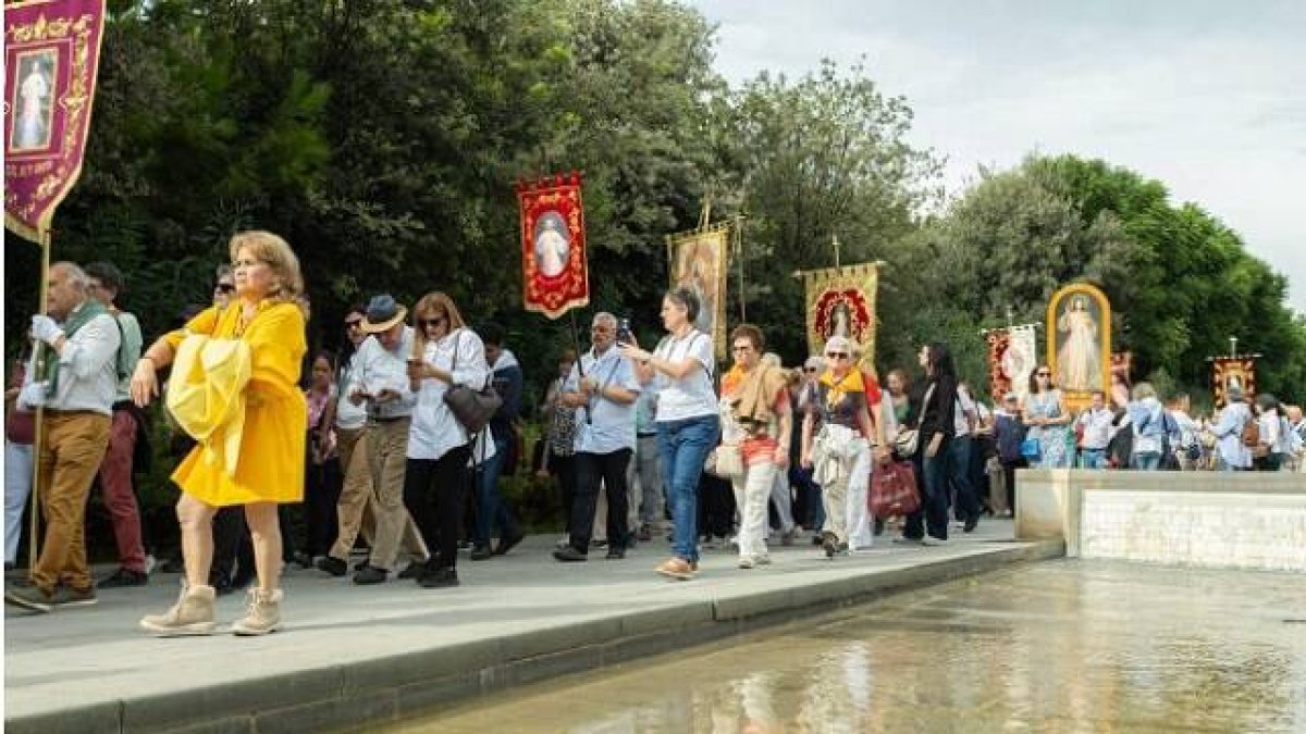 Con estandartes y el icono de la Divina Misericordia, los devotos en el Parque Central de Valencia en su Encuentro de 2024