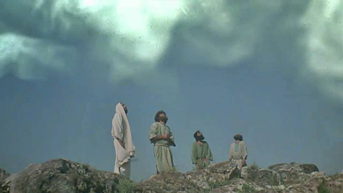La escena de la Transfiguración en el Monte Tabor, con Pedro, Juan y Santiago como destinatarios de la orden del Padre ('¡Escuchadle!') respecto a su Hijo. Imagen: captura Jesus Film Project (1979).