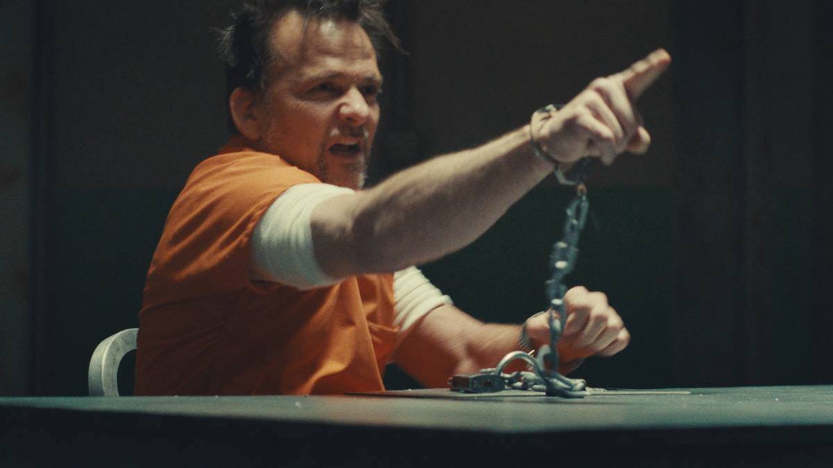 Sean Patrick Flanery interpreta al preso Edward Wayne Brady (poseído por el demonio Nefarious) en 'Nefarious' (2023) de Cary Solomon y Chuck Conzelman.