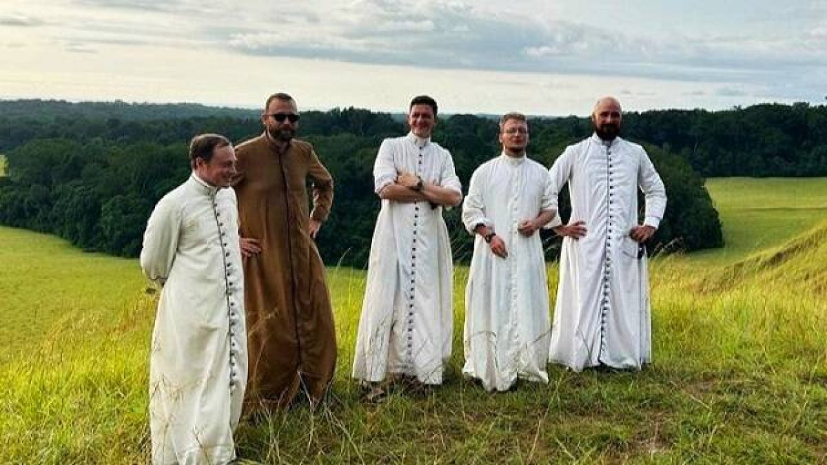 Sacerdotes de las misiones del Instituto Cristo Rey Sumo Sacerdote en Gabón. Don Alexis Rouquayrol, con sotana marrón, el segundo por la izquierda.