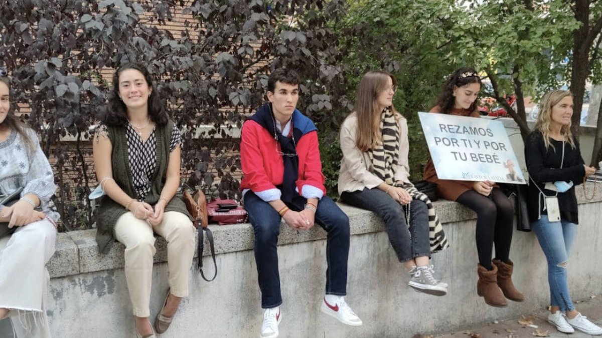 Actualmente 40 Días por la Vida dispone de tres campañas activas en Barcelona, donde hay cerca de 900 voluntarios inscritos y ya se han realizado cerca de 250 turnos de oración.