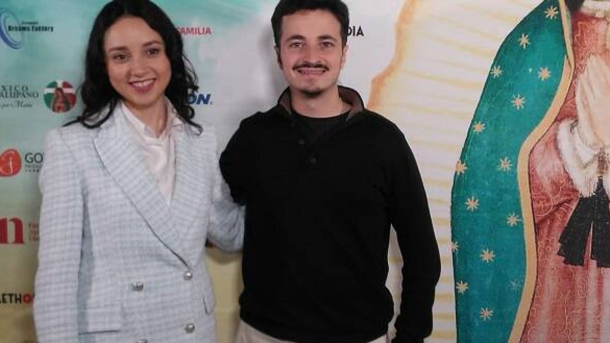 La actriz Angélica Chong, y el guionista Josepmaria Anglès posan presentando la película Guadalupe