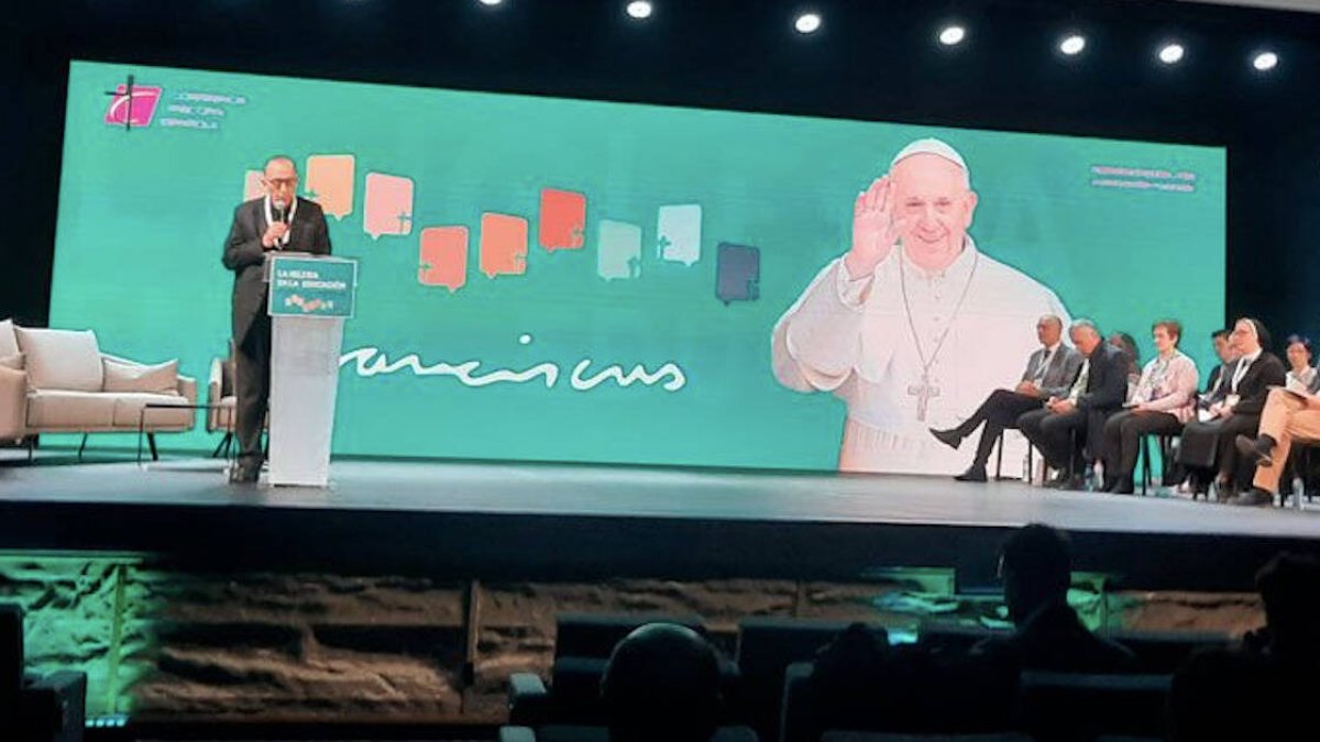 En España hay más de 2.500 colegios de ideario católico, que escolarizan a más de 1.500.000 estudiantes y que tienen más de 36.000 profesores de Religión que atienden a más de 3.150.000 alumnos de la enseñanza pública.