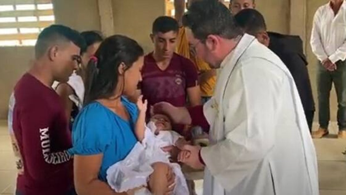 Frei Moisés recorre varios ríos amazónicos, incluyendo el Purus, bautizando en sitios remotos que visita una vez al año