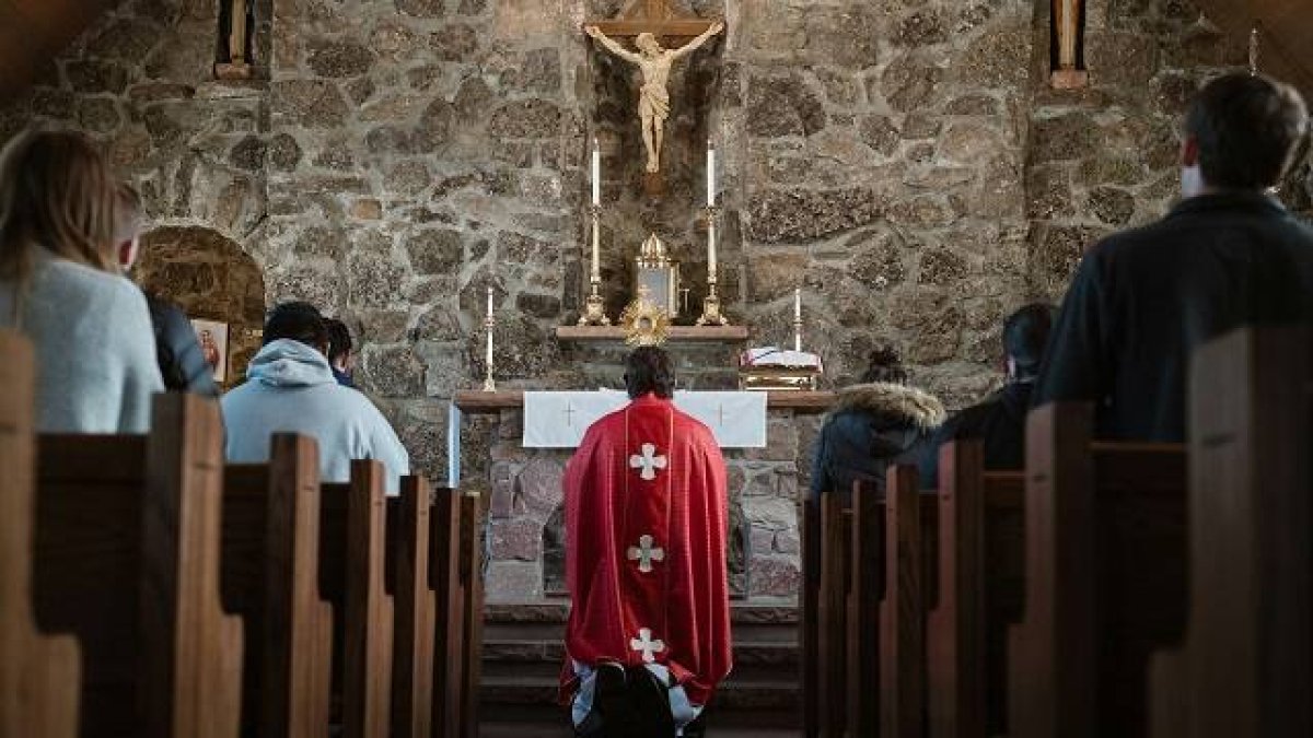 Oración eucarística con el Santísimo expuesto, foto de Josh Applegate en Unsplash