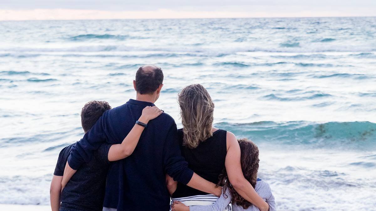 Una de las razones de la baja natalidad es que formar una familia y tener hijos ha dejado de verse como una forma idónea de vivir una vida intensa y feliz. Foto: Patricia Prudente / Unsplash.