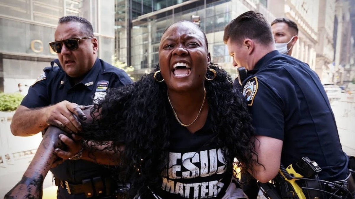 Williams, nacida en Staten Island (Nueva York), abortó por primera vez a los 15 años. Posteriormente abortó dos veces más y siguió un camino 