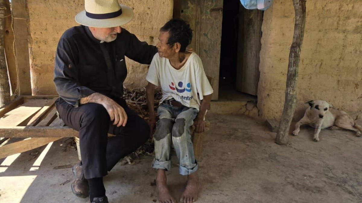 El obispo eligió la comunidad de Arroyo Prieto para la nueva demarcación parroquial y, fruto de la partición, le correspondieron más de noventa pueblos al misionero español (foto: Hartley con un feligrés local).