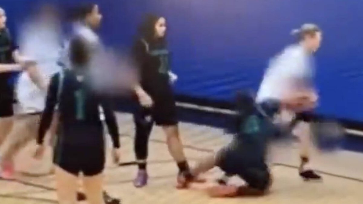 El impactante vídeo que muestra a la jugadora transgénero, más alta y corpulenta, arrancando el balón de los brazos de otra jugadora tirándola bruscamente al suelo.