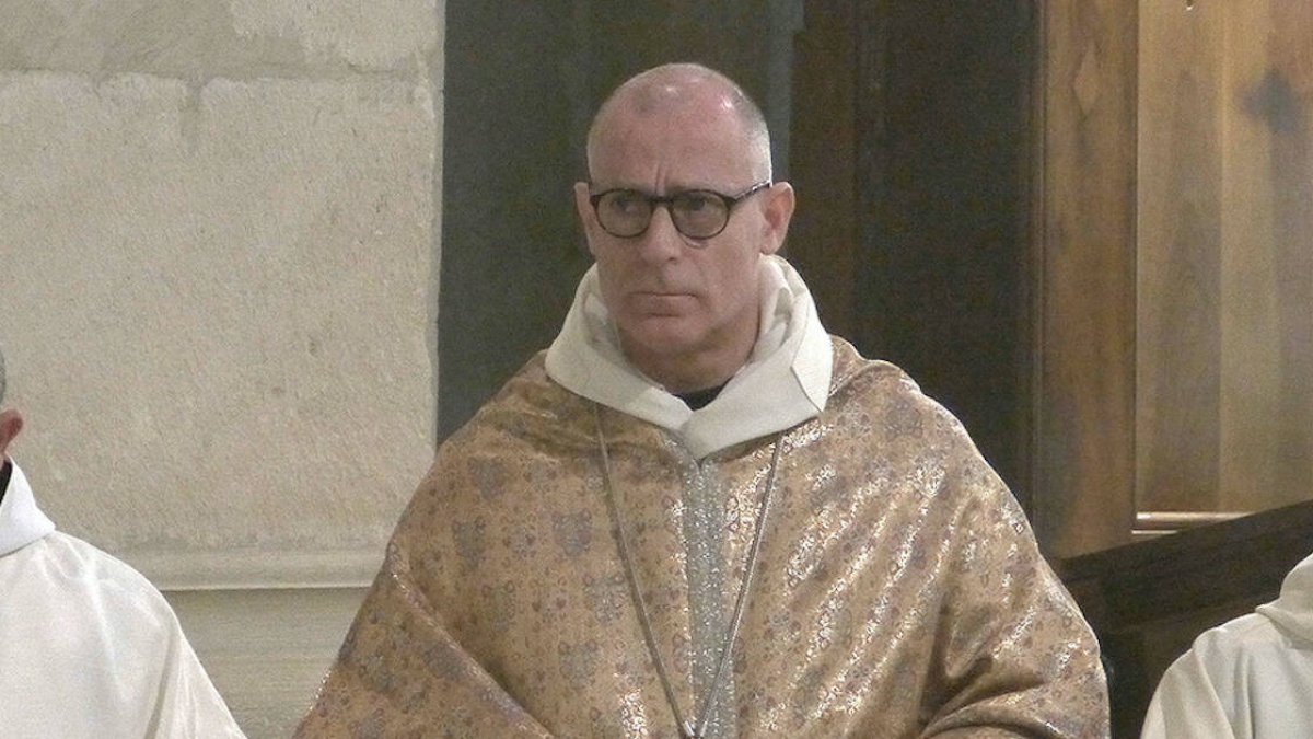 Antes de su entrada en el monasterio, trabajó en la hemeroteca de Tarragona, entre 1983 y 2005.