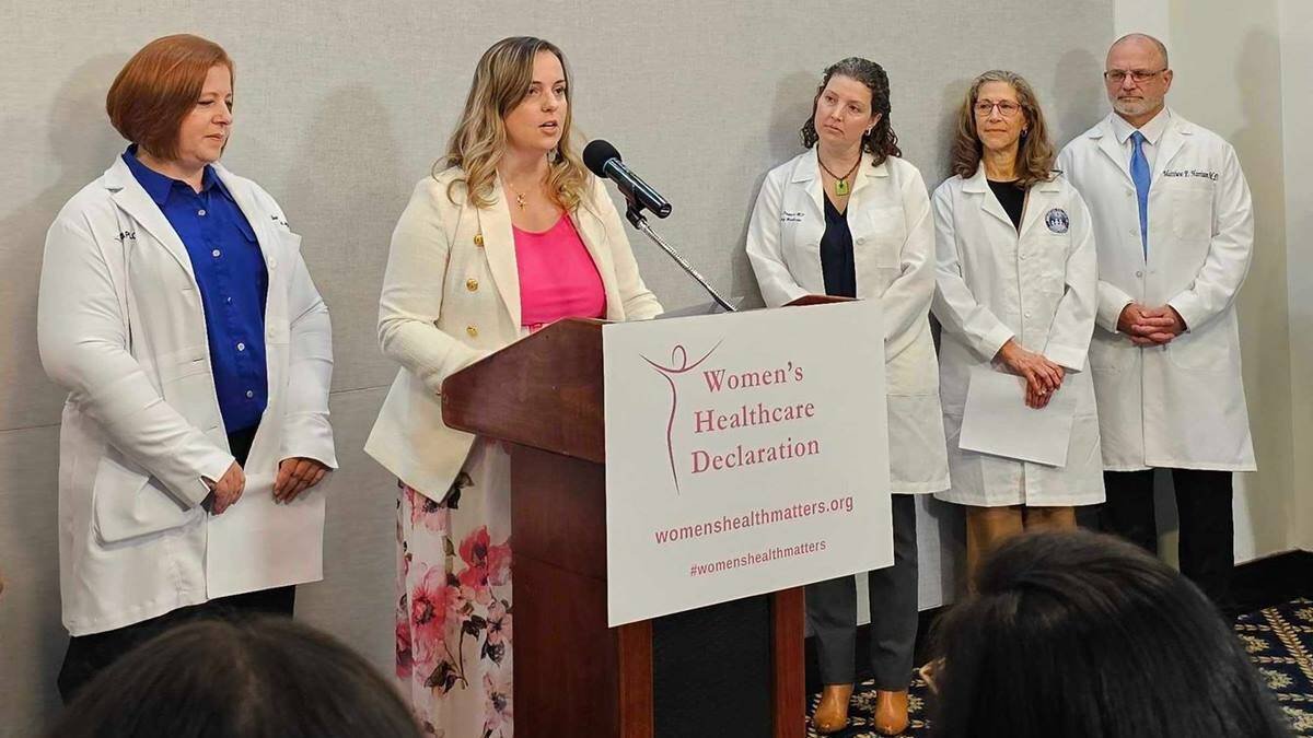 A la izquierda de la foto, la doctora Christina Francis, junto a otros médicos que presentaron la declaración el pasado martes en una rueda de prensa en Washington, D.C. Foto: X (Family Research Council).