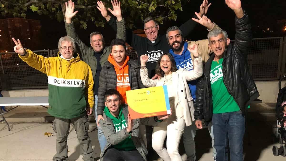 Amigos de Hogares Lázaro España, festejando en 2019 la Jornada Mundial de los Pobres en Roma, donde fueron recibidos por el Papa. En el centro de la imagen, el padre Álvaro Cárdenas.
