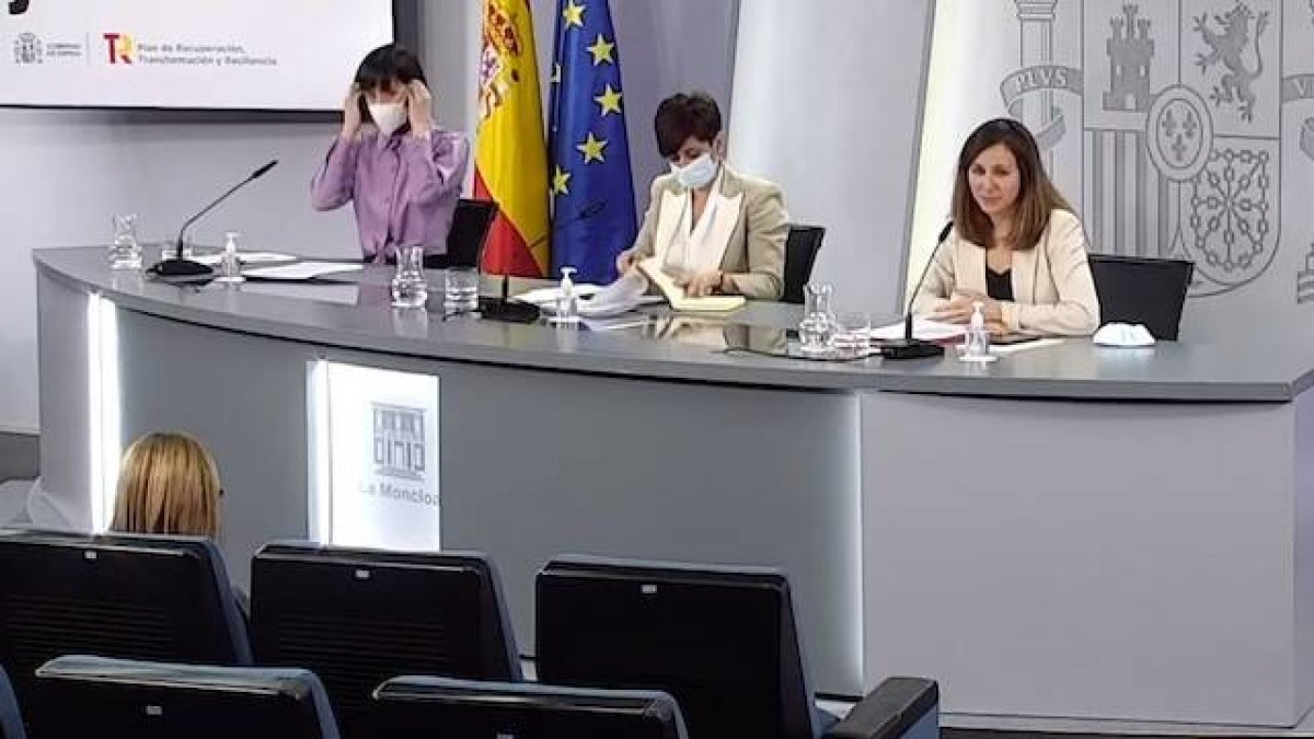 A la derecha de la foto, la ministra Ione Belarra durante la presentación este viernes del anteproyecto de ley animalista del Gobierno.