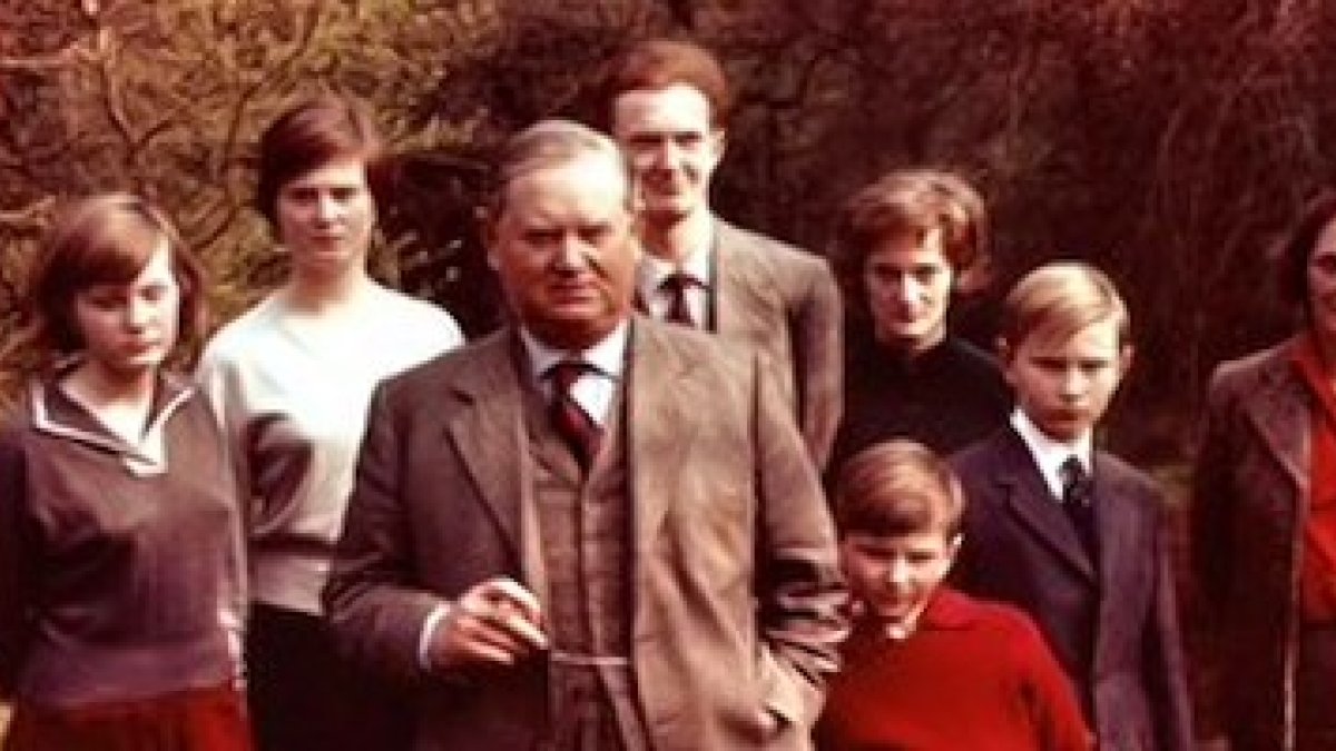 Evelyn Waugh, rodeado de su familia.