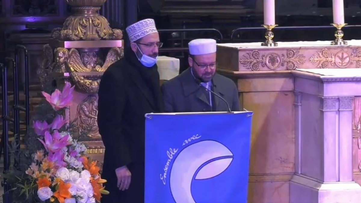 Dos musulmanes canta Al Fatiha, la primera Sura del Corán, en el ambón de la iglesia de San Sulpicio de París.