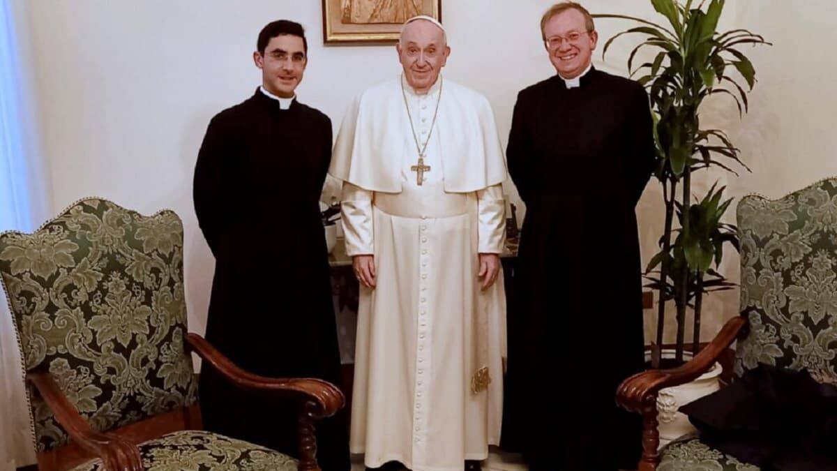 El Papa Francisco en la audiencia privada con el padre Paul-Joseph (izquierda) y el padre Vincent Ribeton (derecha)