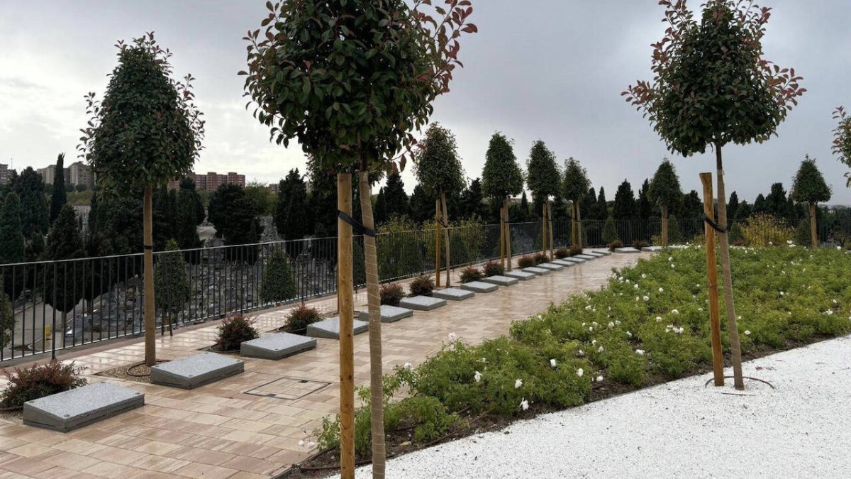 El espacio está compuesto por un amplio lugar de columbarios en pared, columbarios arbusto y una zona ajardinada con rosas híbridas iceberg de color blanco destinada al esparcimiento de cenizas.