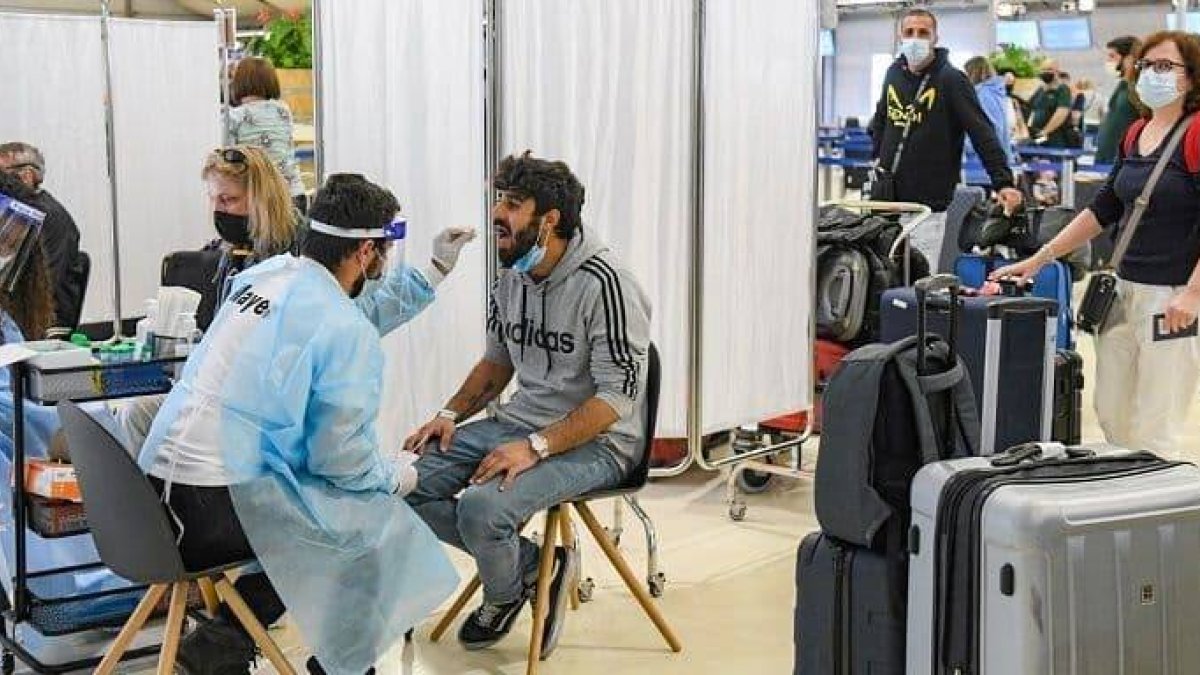 Un viajero se realiza una prueba antes de entrar al país