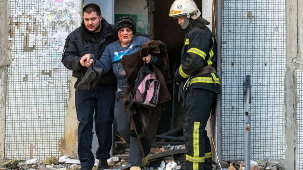 Civiles ucranianos heridos salen de un edificio tras un bombardeo de las tropas rusas