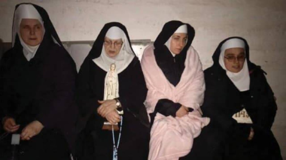Las monjas contemplativas de Zytmoyr están en el sótano, donde pese a los bombardeos siguen rezando por la paz