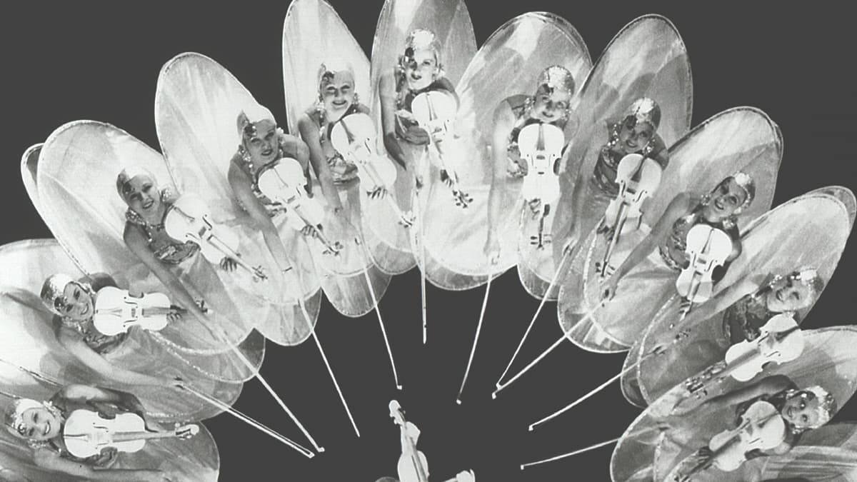 Harry Warren logró su primer gran éxito con «Vampiresas 1933», un espectáculo visual y musical que le preparó el terreno de su primer Oscar, en 1935.