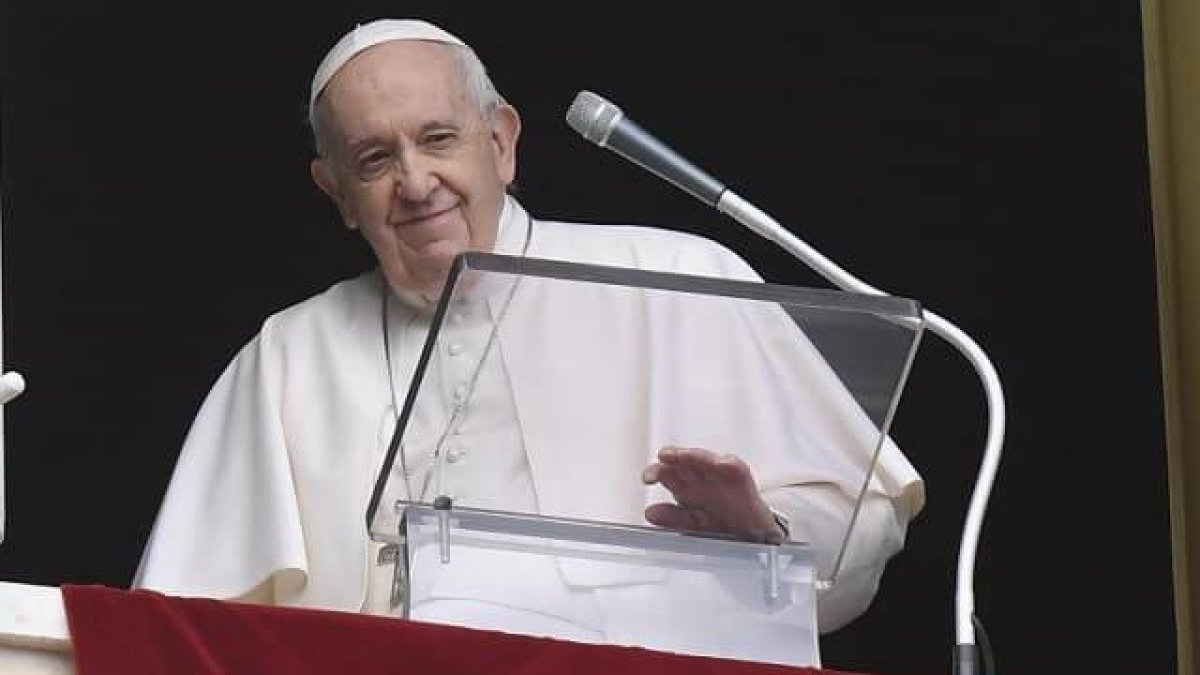 Tras el rezo del Ángelus el Papa quiso tener un recuerdo para Ucrania, y aprovechó para censurar la guerra / Vatican Media