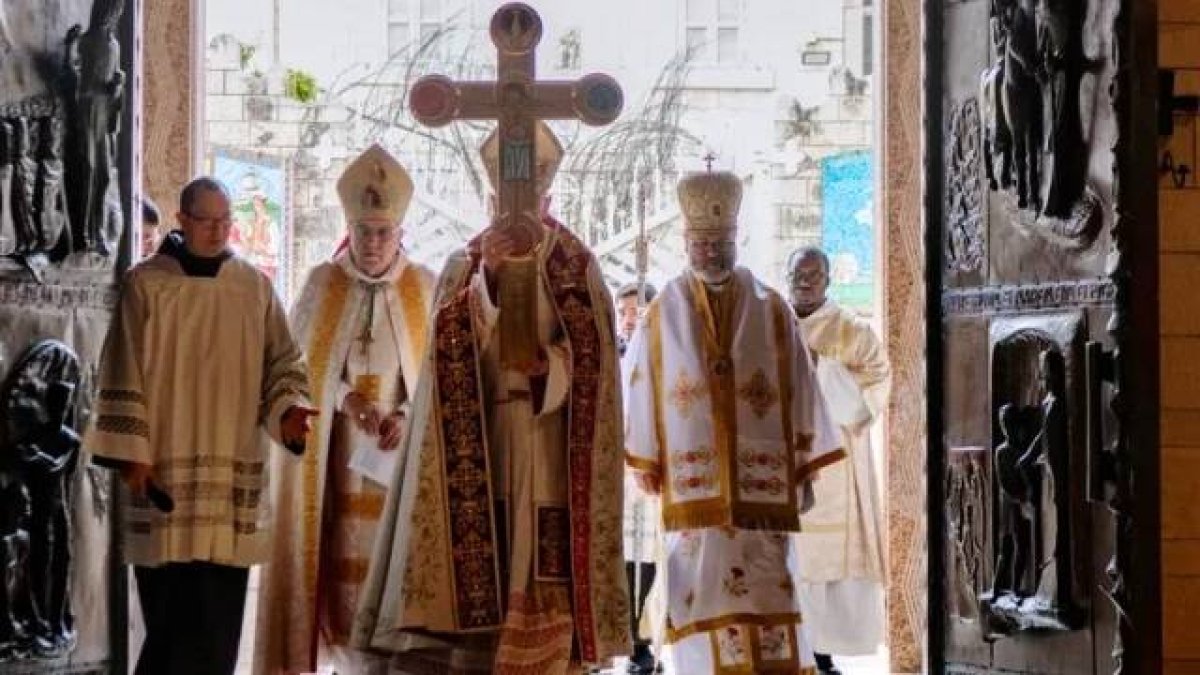 El patriarca latino de Jerusalén, el cardenal Pierbattista Pizzaballa, durante la apertura del Año Jubilar de la Esperanza 2025 en Tierra Santa, en plena apertura de la cruz en la Basílica de la Anunciación de Nazaret el 29 de diciembre de 2024.