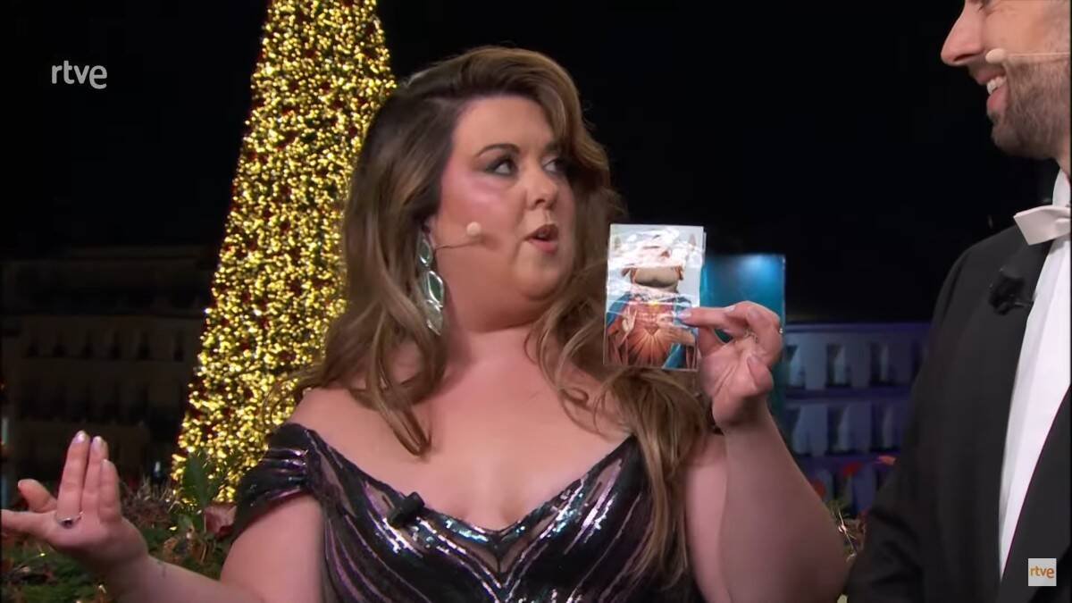 Lalachus muestra una estampa blasfema del Sagrado Corazón de Jesús.