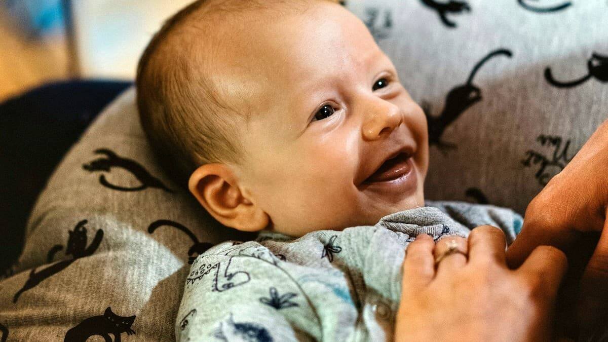 El asombro y la gratitud ante la vida que nace nos hace amantes de la maternidad y deseosos de protegerla. Foto: Marcin Jozwiak / Unsplash.