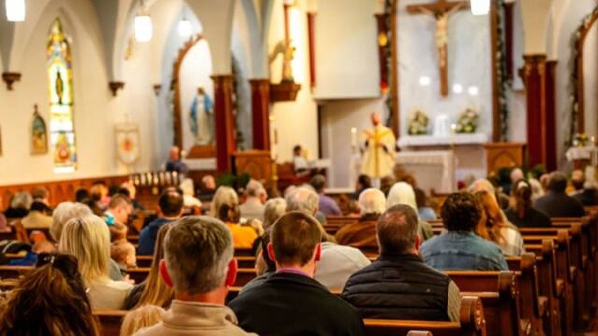 “Si bien los sitios web parroquiales y las plataformas digitales pueden ayudar en la comunicación, el enfoque siempre debe permanecer en la conexión humana y el crecimiento espiritual”, recomienda el experto Paul Knickelbein.