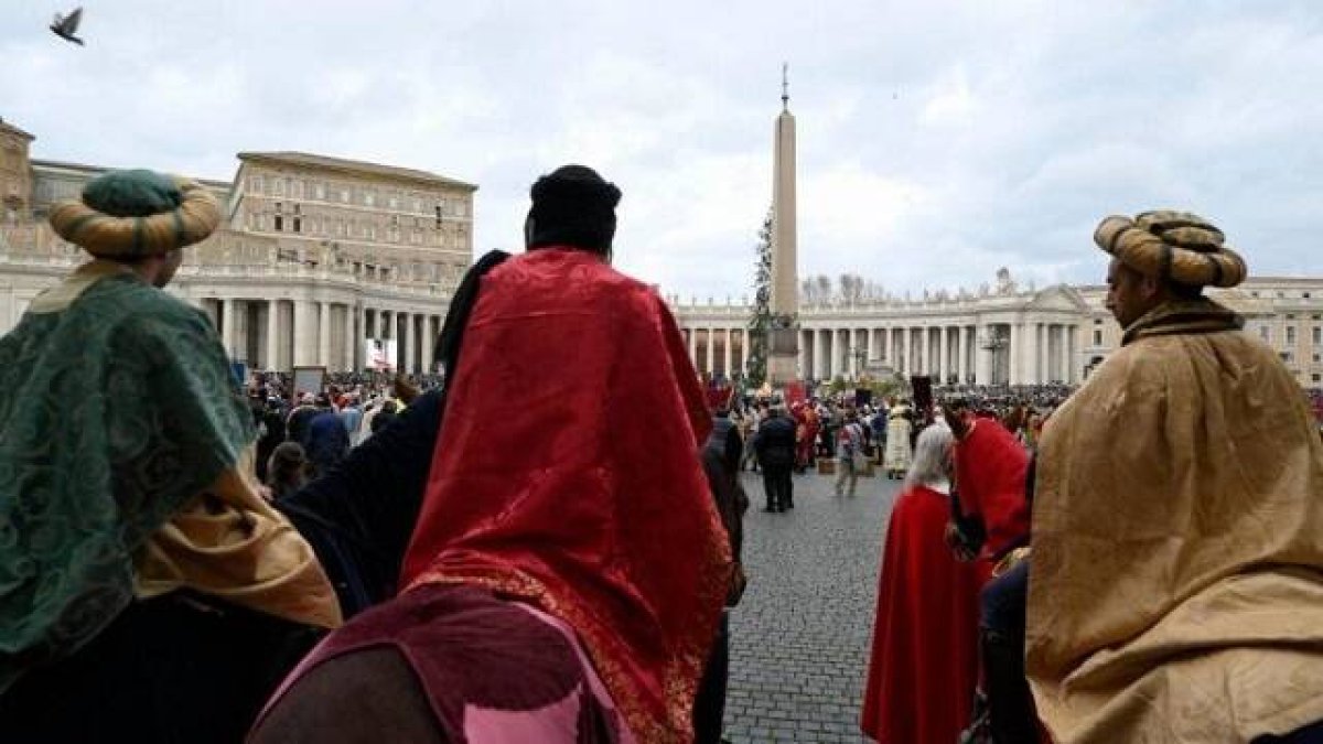 Unos jinetes vestidos de Reyes Magos en la Plaza de San Pedro en esta Epifanía de 2025