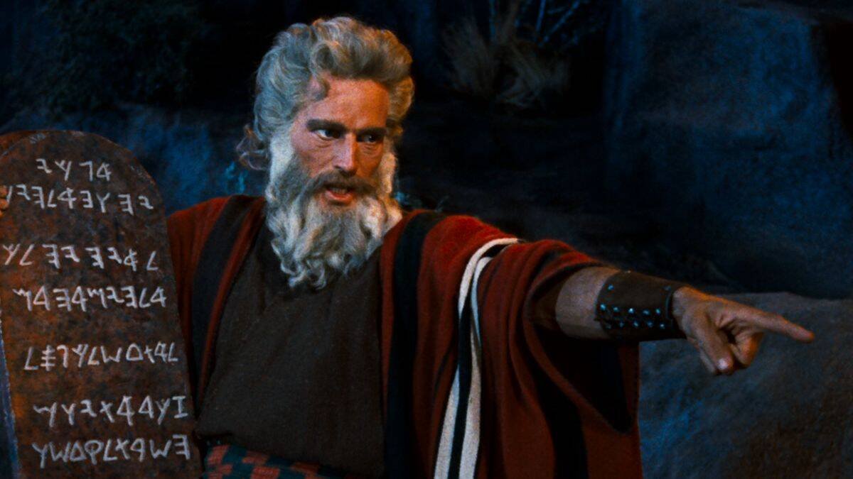 Moisés (Charlton Heston), con las Tablas de la Ley en la mano, en 'Los Diez Mandamientos' (1956) de Cecil B. DeMille.