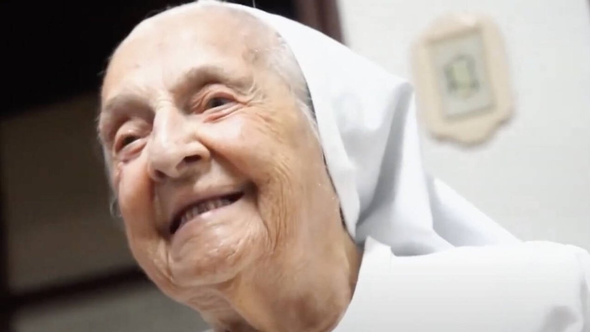 A lo largo de más de un siglo de vida, Inah ha experimentado numerosos cambios en el mundo y en la Iglesia. La monja pasó por dos guerras mundiales y diez papas. En el año de su nacimiento, San Pío X guiaba a la Iglesia.