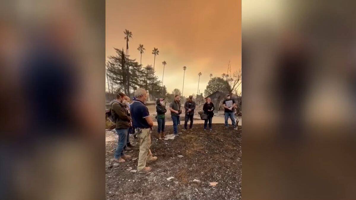 Los Halpin cantando a la Virgen ante las cenizas de su hogar, con el cielo de Los Ángeles enrojecido por el fuego.