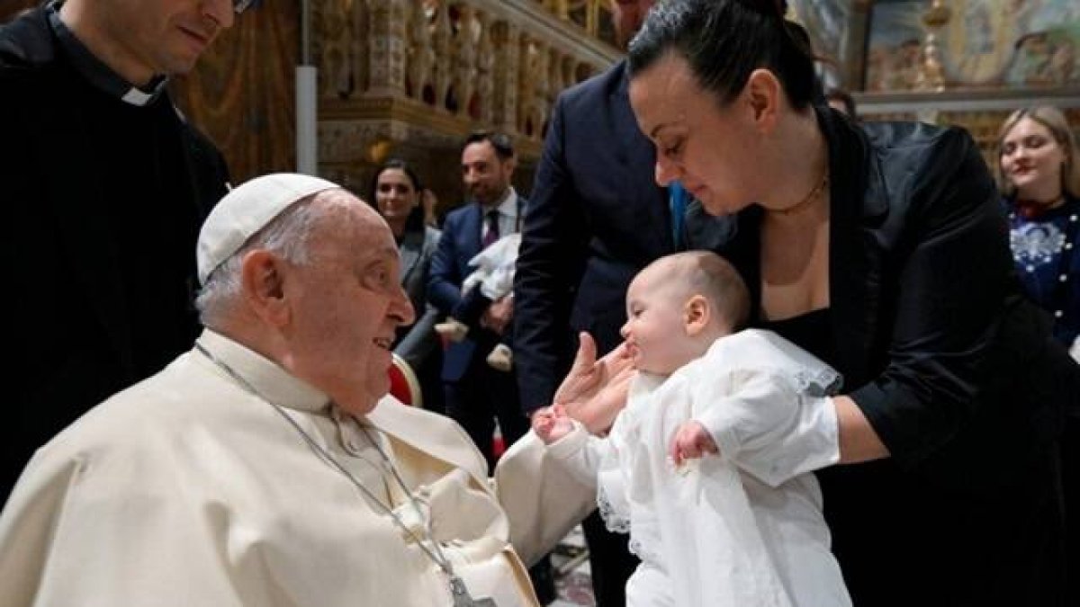 El Papa bautizó a 21 hijos de empleados de Vaticano en lo que ya es una tradición en la Santa Sede / Foto: Vatican Media.