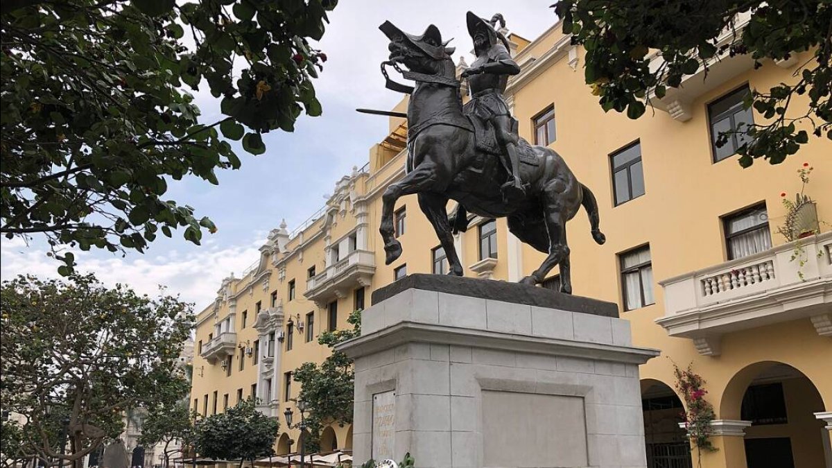 Estatua de Francisco Pizarro en Lima