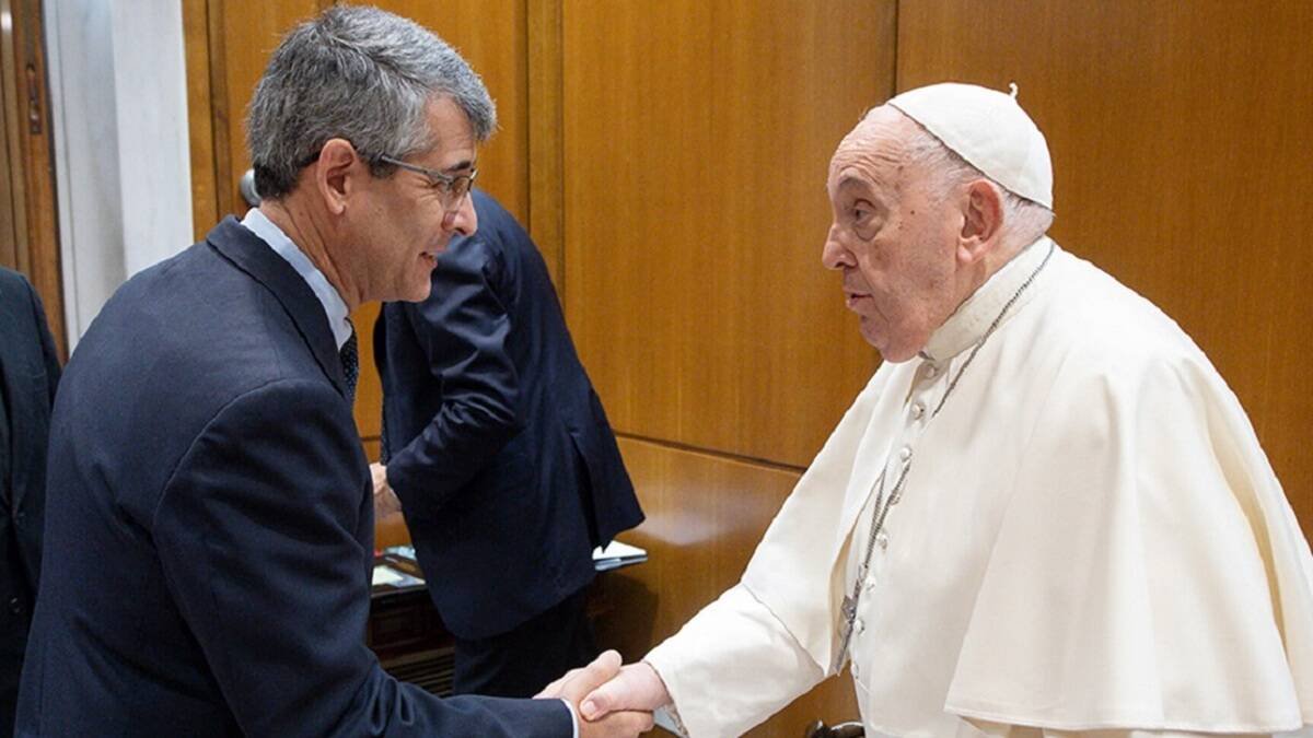 El Superior General del Sodalicio de Vida Cristiana, José David Correa, con el Papa Francisco.