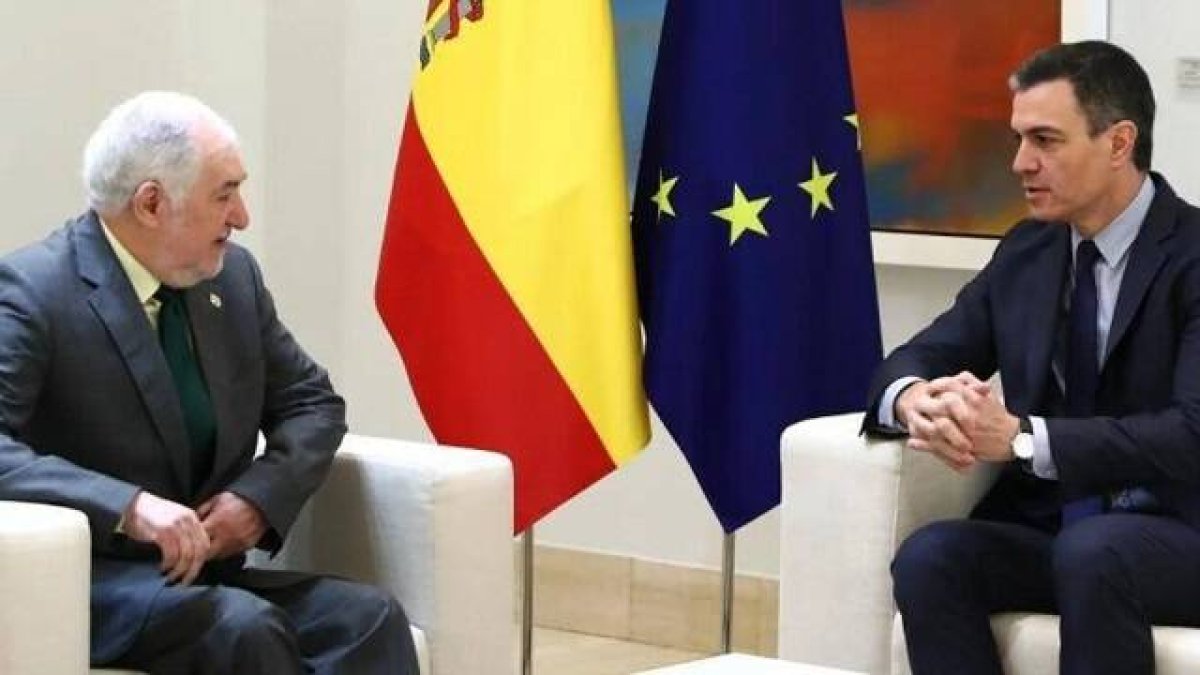 Pedro Sánchez con el presidente del Tribunal Constitucional, su muy afín Conde-Pumpido, unidos en gran complicidad