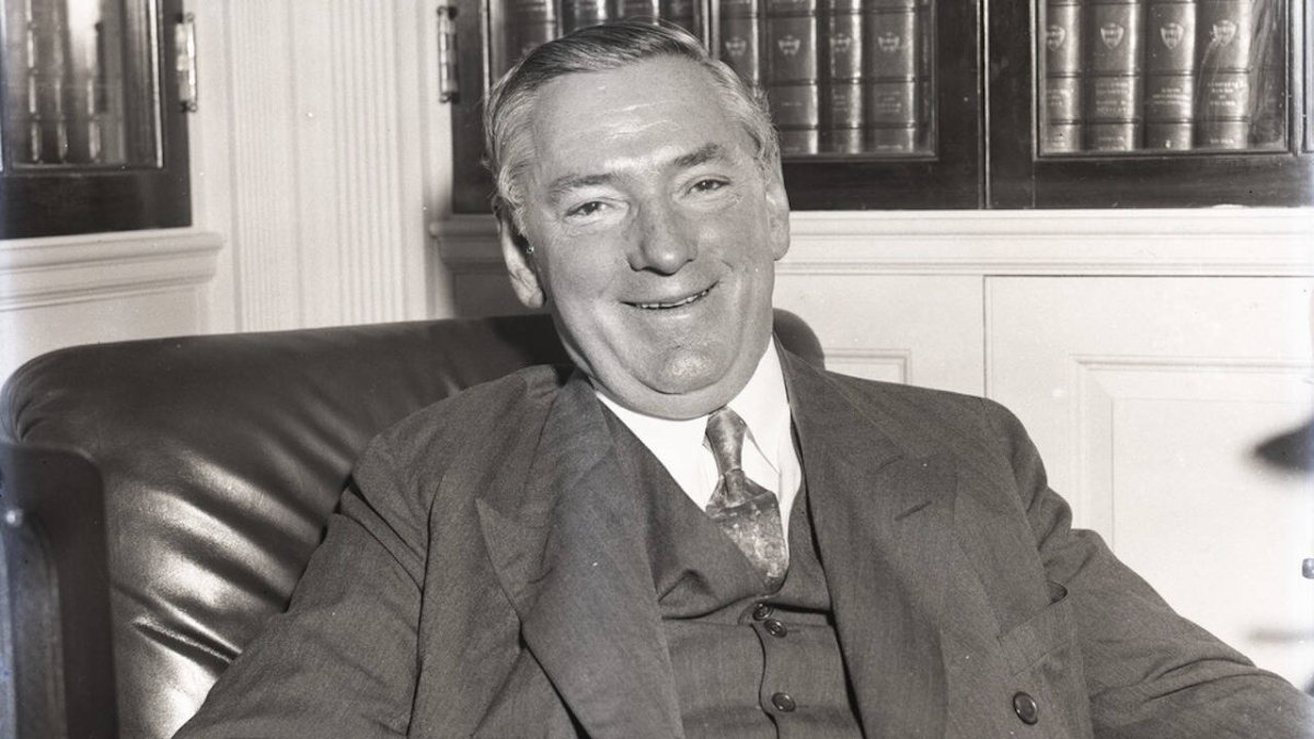 Como con el borracho que pasaba por el Ayuntamiento sobre el mediodía para pedir lo que Curley llamaba