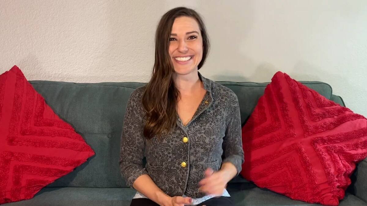 Teresa Yanaros, periodista titulada y católica devota, se dedica a exponer los engaños ocultos y defender la verdad de la Iglesia.